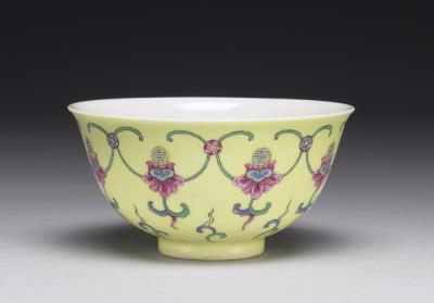 图片[2]-Tea bowl with floral scroll holding shou character on a carved yellow ground in falangcai painted enamels, Qianlong reign (1736-1795), Qing dynasty-China Archive